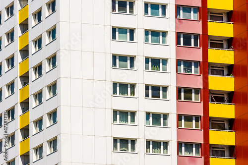 Ausschnitt Hochhaus weiß, gelb, rot photo