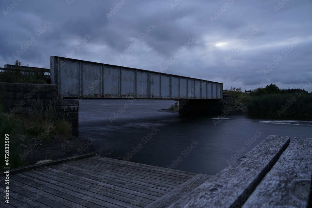 Fußgangerbrücke am Fjord in Dänemark