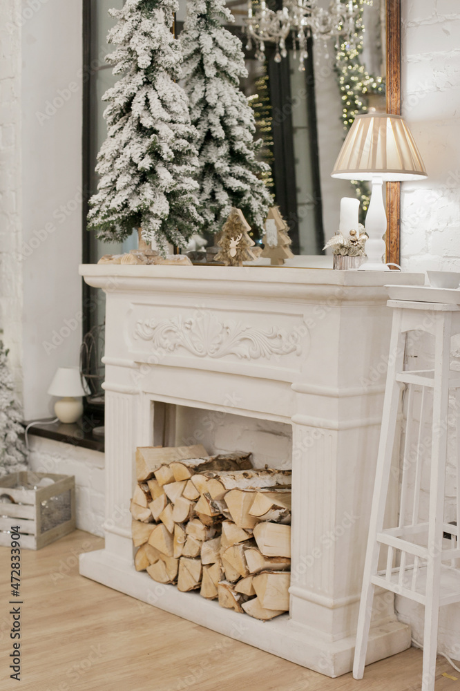 Obraz premium interior of a house with a fireplace and christmas tree decorated for winter holiday season
