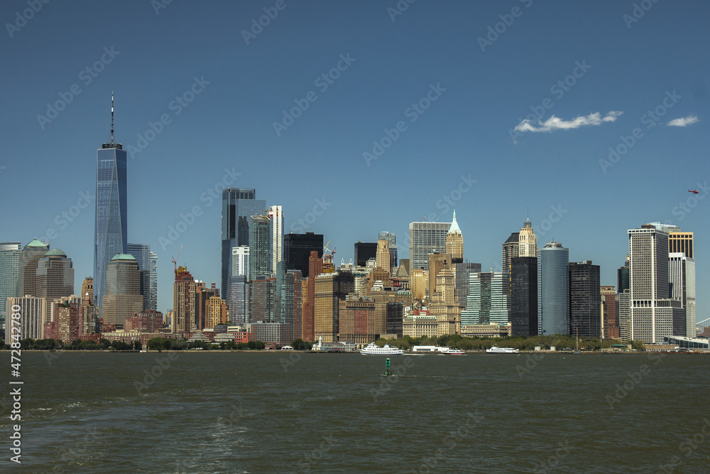 Fototapeta premium New Yorck City during the day with buildings and clear skies