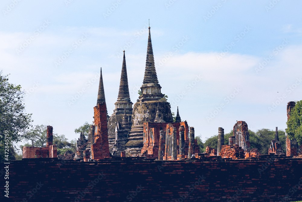 Fototapeta premium Majestic ancient ruins in Wat Mahathat inside the famous heritage site of Ayutthaya Historical Park in Thailand