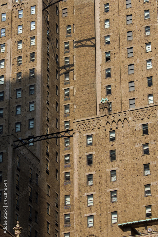 Fototapeta premium New Yorck City during the day with buildings and clear skies
