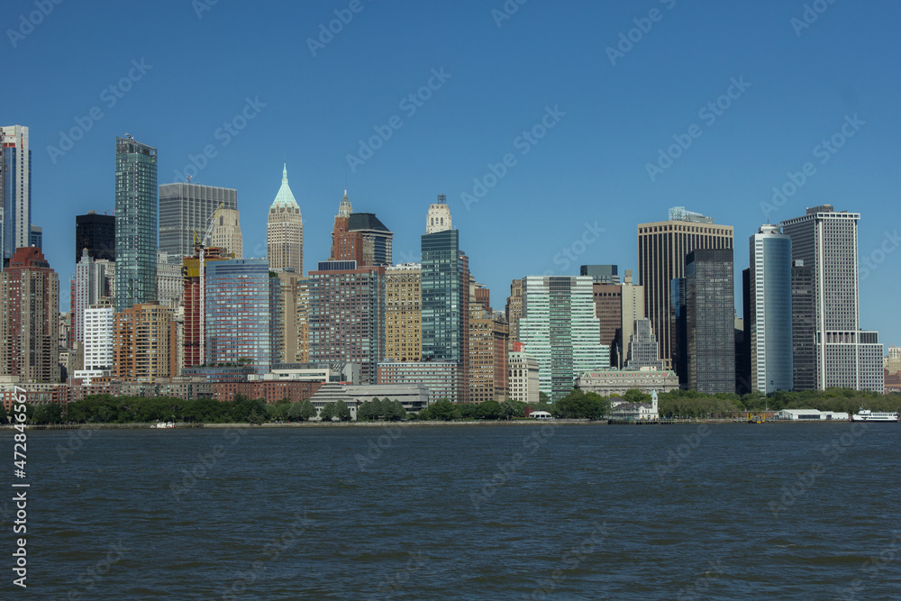 New Yorck City during the day with buildings and clear skies New Yorck City during the day with buildings and clear skies