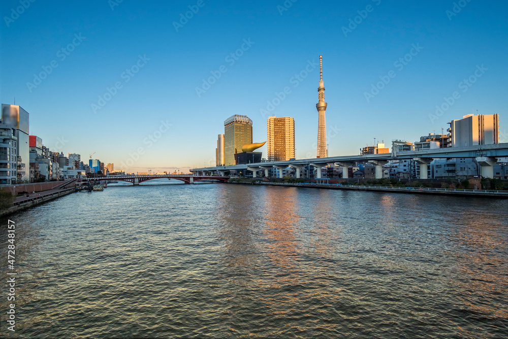 Naklejka premium 東京スカイツリーと 隅田川 夕景