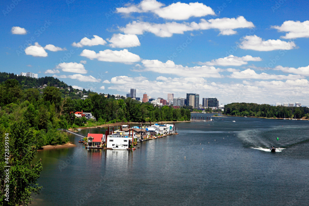 Naklejka premium USA, Oregon, Portland. City landscape and Willamette River.