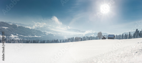 Märchenhafte Schneelandschaft an einem sonnigen Wintertag