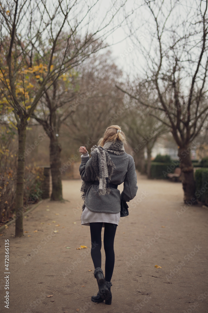 Wunderbare Schöne Frau mit Blondem Haar und Grauen Mantel in der Winter Zeit in Berlin Wunderbare Schöne Frau mit Blondem Haar und Grauen Mantel in der Winter Zeit in Berlin
