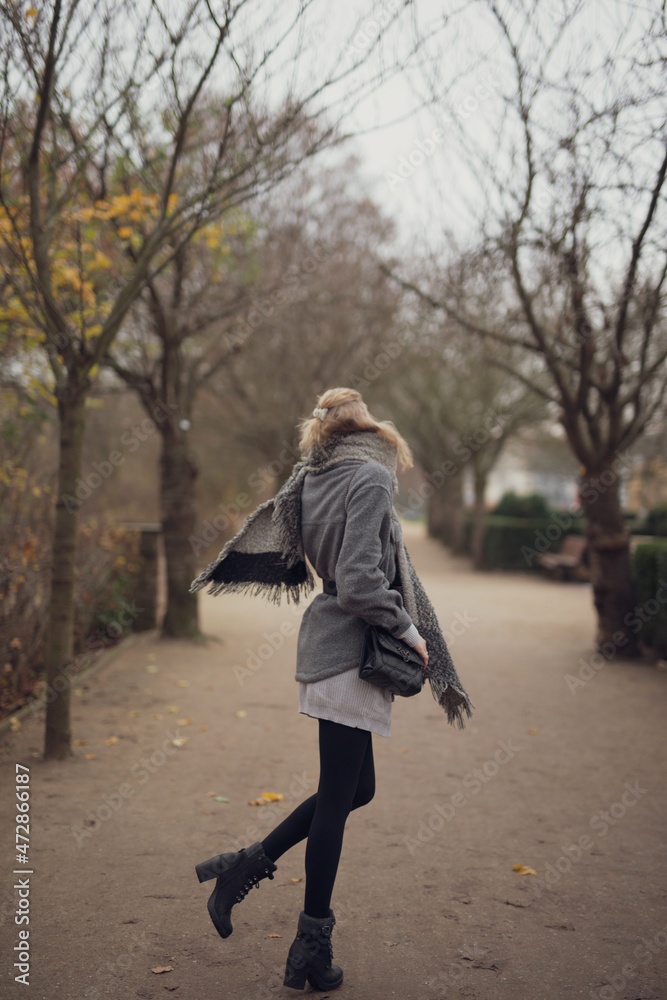 Wunderbare Schöne Frau mit Blondem Haar und Grauen Mantel in der Winter Zeit in Berlin Wunderbare Schöne Frau mit Blondem Haar und Grauen Mantel in der Winter Zeit in Berlin
