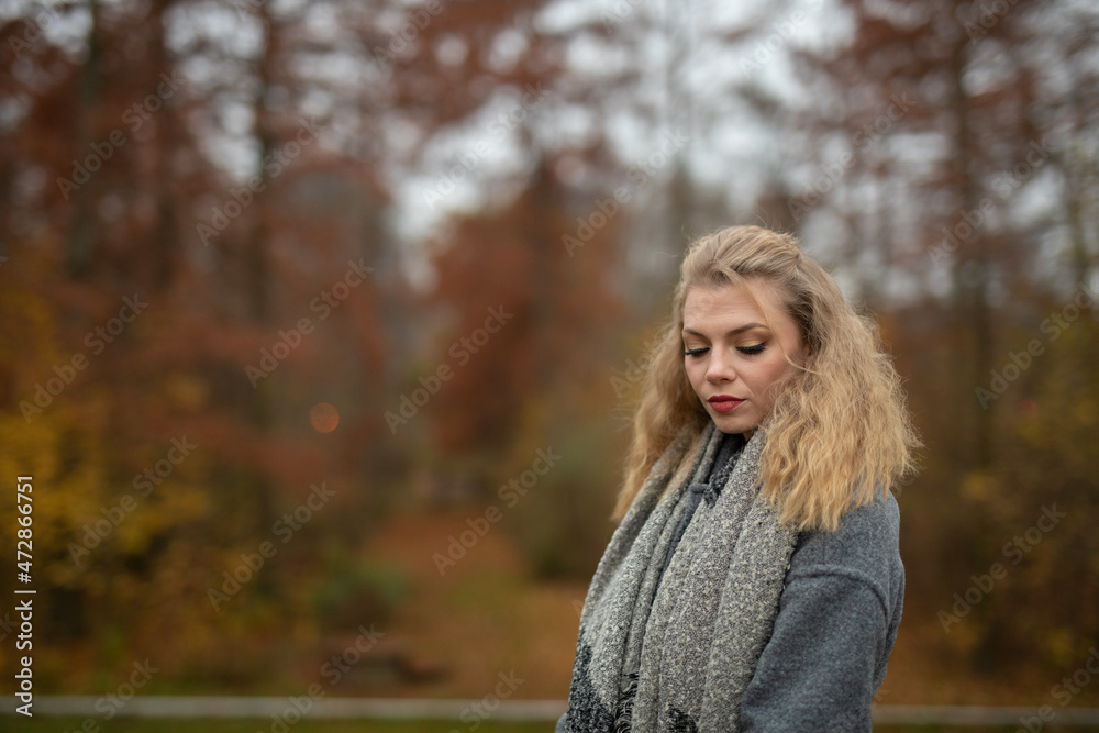 Wunderbare Schöne Frau mit Blondem Haar und Grauen Mantel in der Winter Zeit in Berlin Wunderbare Schöne Frau mit Blondem Haar und Grauen Mantel in der Winter Zeit in Berlin