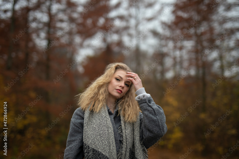 Wunderbare Schöne Frau mit Blondem Haar und Grauen Mantel in der Winter Zeit in Berlin Wunderbare Schöne Frau mit Blondem Haar und Grauen Mantel in der Winter Zeit in Berlin