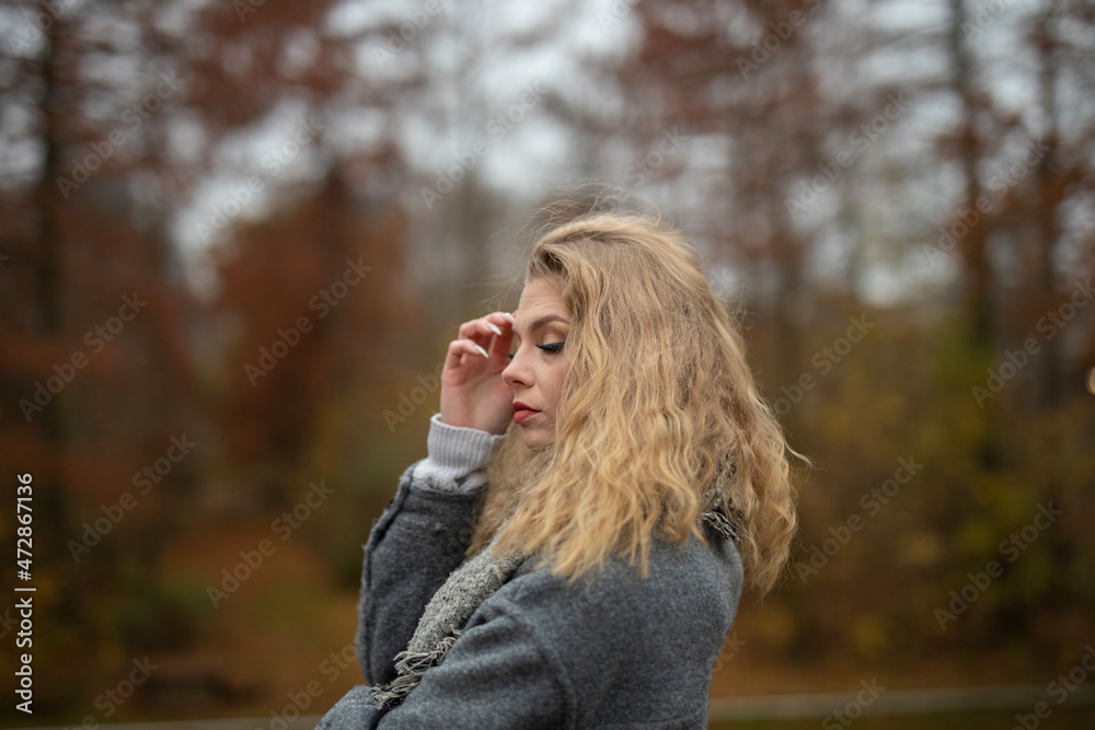 Wunderbare Schöne Frau mit Blondem Haar und Grauen Mantel in der Winter Zeit in Berlin Wunderbare Schöne Frau mit Blondem Haar und Grauen Mantel in der Winter Zeit in Berlin