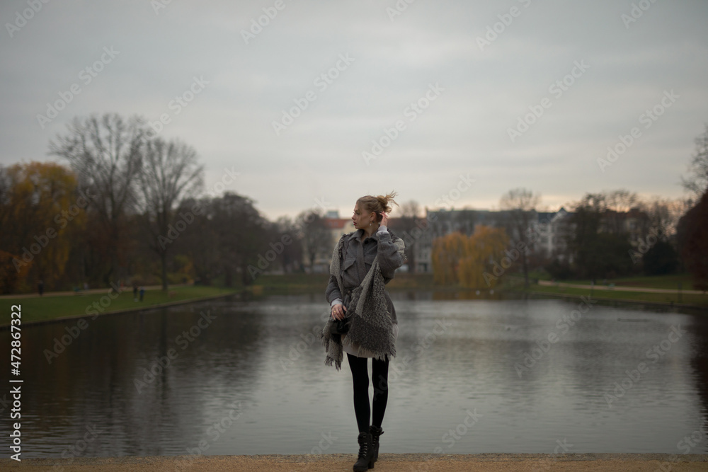 Wunderbare Schöne Frau mit Blondem Haar  und Grauen Mantel in der Winter Zeit in Berlin