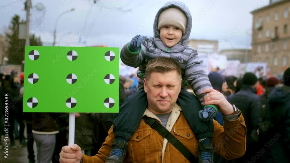 Vidéo Stock Family of protesting father and son with chroma key space ...