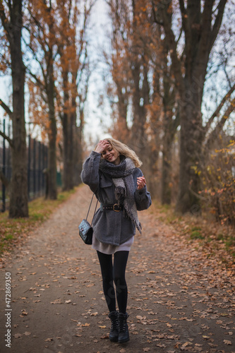 Wunderbare Schöne Frau mit Blondem Haar  und Grauen Mantel in der Winter Zeit in Berlin © TIGERRAW