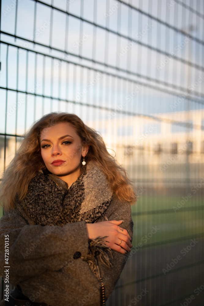 Wunderbare Schöne Frau mit Blondem Haar und Grauen Mantel in der Winter Zeit in Berlin Wunderbare Schöne Frau mit Blondem Haar und Grauen Mantel in der Winter Zeit in Berlin