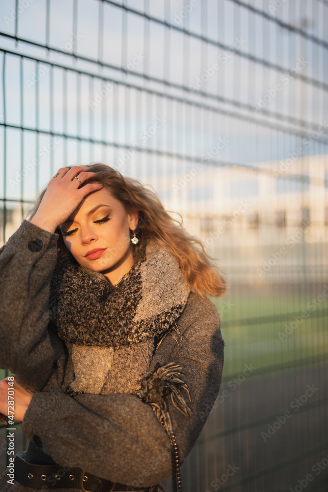 Wunderbare Schöne Frau mit Blondem Haar  und Grauen Mantel in der Winter Zeit in Berlin