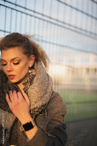 Wunderbare Schöne Frau mit Blondem Haar und Grauen Mantel in der Winter Zeit in Berlin