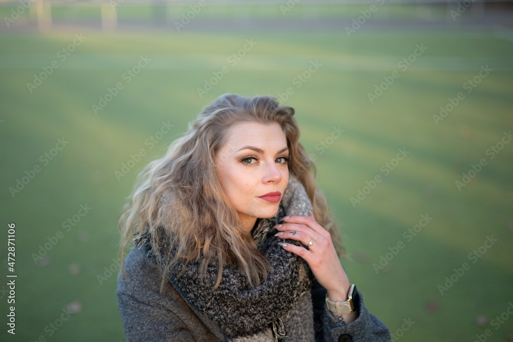 Naklejka premium Wunderbare Schöne Frau mit Blondem Haar und Grauen Mantel in der Winter Zeit in Berlin
