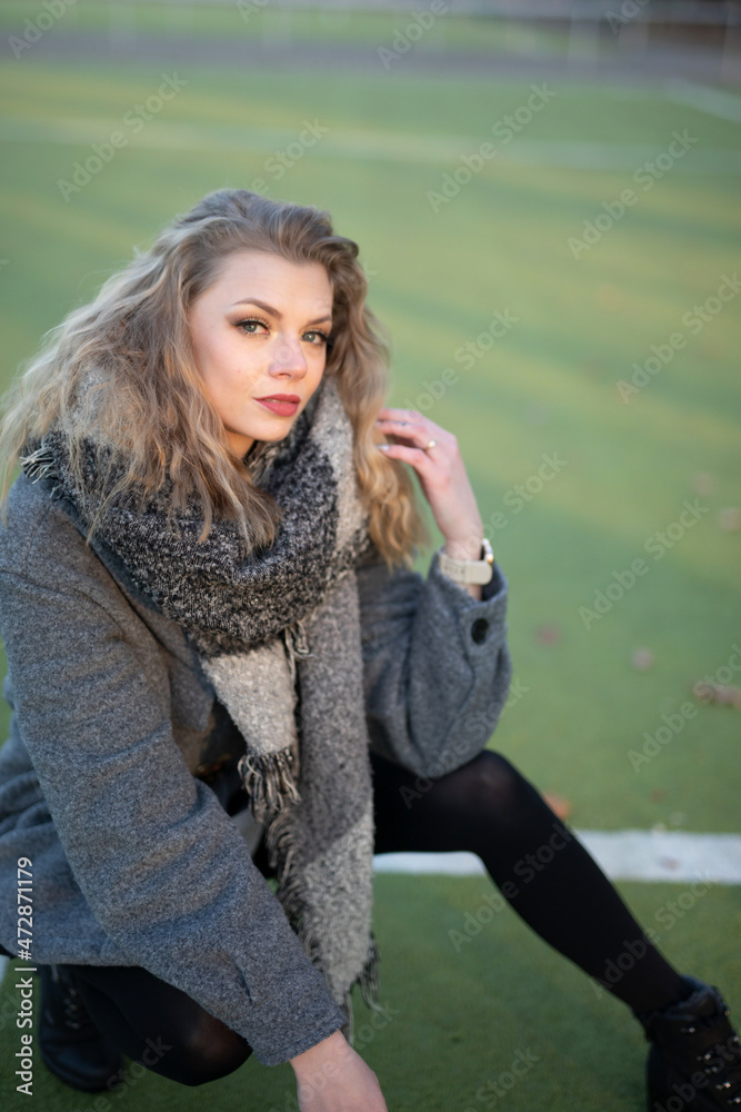 Wunderbare Schöne Frau mit Blondem Haar und Grauen Mantel in der Winter Zeit in Berlin Wunderbare Schöne Frau mit Blondem Haar und Grauen Mantel in der Winter Zeit in Berlin