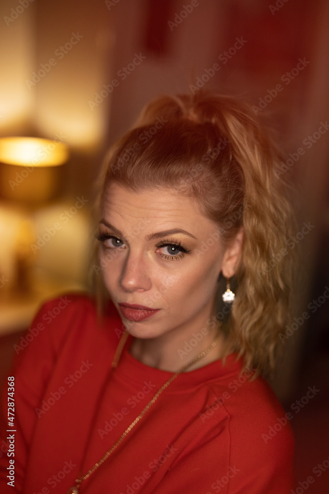 Wunderbare Schöne Frau mit Blondem Haar in der Winter Zeit in Berlin Wunderbare Schöne Frau mit Blondem Haar in der Winter Zeit in Berlin