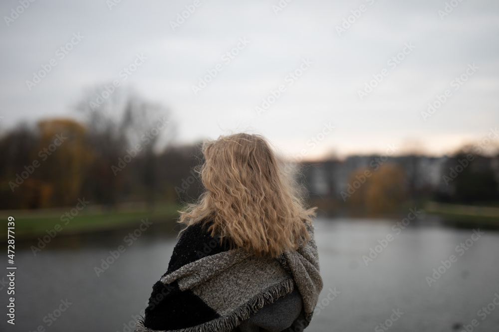 Wunderbare Schöne Frau mit Blondem Haar und Grauen Mantel in der Winter Zeit in Berlin Wunderbare Schöne Frau mit Blondem Haar und Grauen Mantel in der Winter Zeit in Berlin