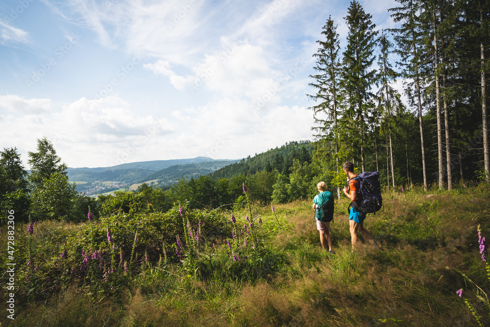 Vater und Tochter wandern zusammen und geniessen die Aussicht im Sommer, bei Floh-Seligenthal im Thüringer Wald Vater und Tochter wandern zusammen und geniessen die Aussicht im Sommer, bei Floh-Seligenthal im Thüringer Wald