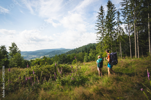 Vater und Tochter wandern zusammen und geniessen die Aussicht im Sommer, bei Floh-Seligenthal im Thüringer Wald
