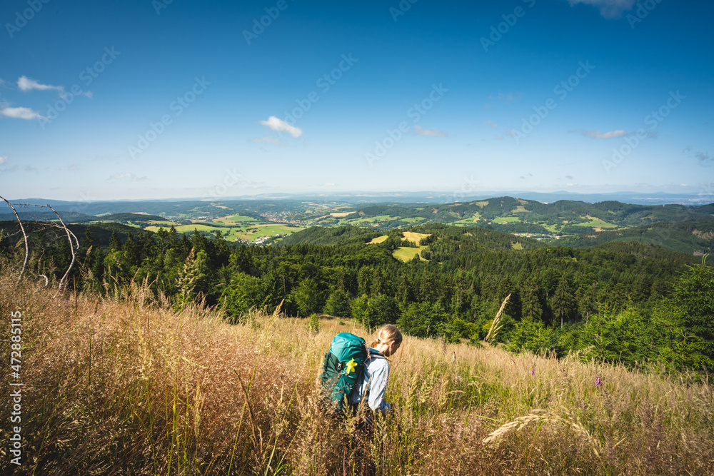 Mädchen mit Rucksack wandert im Thüringer Wald mit Blick auf Floh-Seligenthal Mädchen mit Rucksack wandert im Thüringer Wald mit Blick auf Floh-Seligenthal