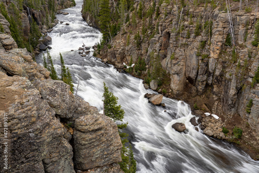 Obraz premium USA, Wyoming, Yellowstone National Park. Snowmelt rushes down the Lewis River Canyon.