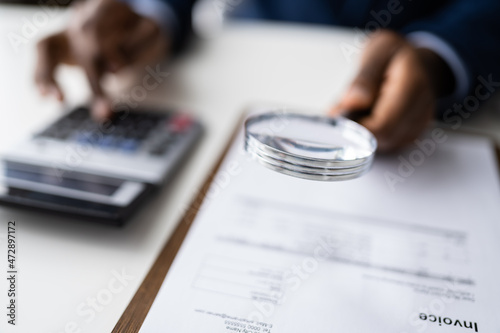 Tableau sur toile Business Fraud Investigation. Auditor Using Magnifying Glass