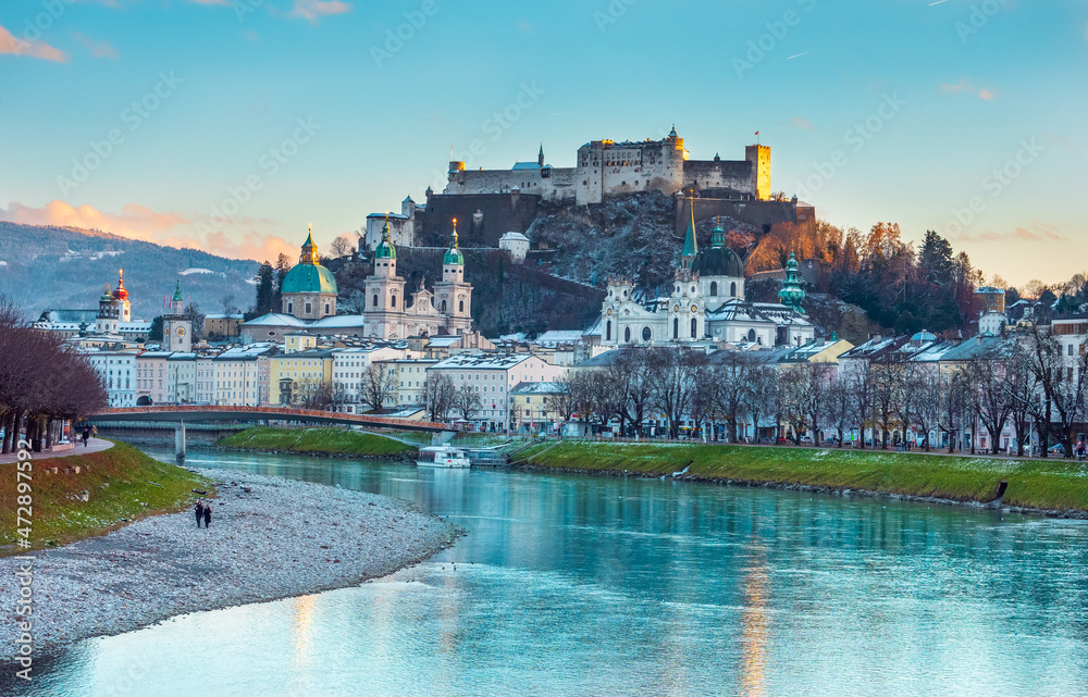 Fototapeta premium Altstadt von Salzburg zu Sonnenuntergang im Winter