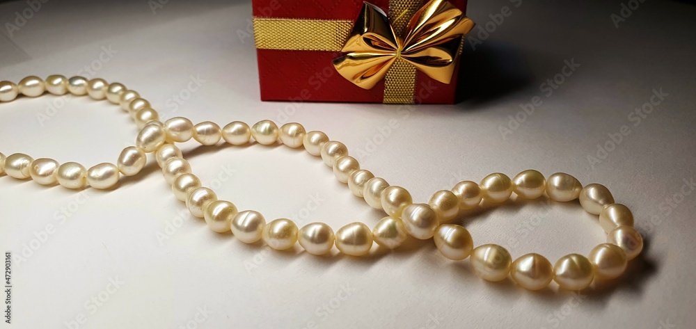 A beautiful necklace made of natural pearls. Pearl jewelry for women. Precious stones. A beautiful necklace made of natural pearls. Pearl jewelry for women. Precious stones.