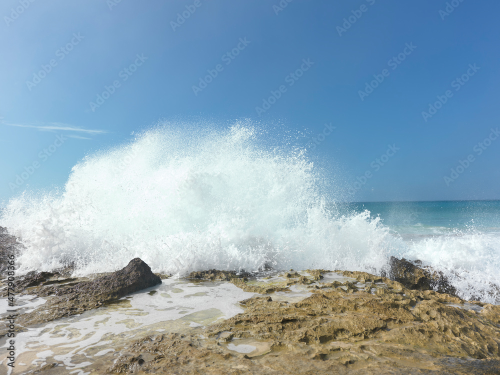 Fototapeta premium 磯に砕かれる波の波しぶき