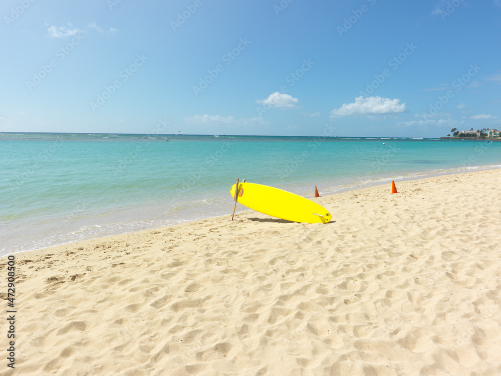 南の島のトロピカルなビーチ　サーフボード