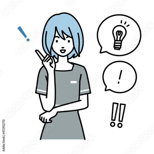 立って素晴らしいアイデアをひらめいたエステ店員の女性 フキダシに電球と感嘆符のセット