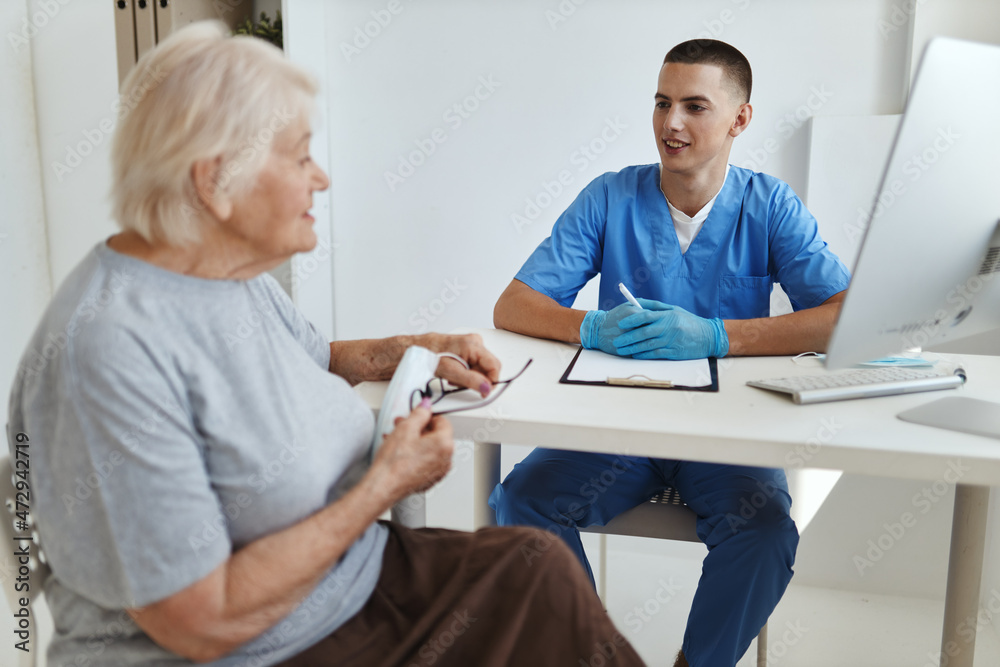 Obraz premium elderly woman patient being examined by a doctor health care