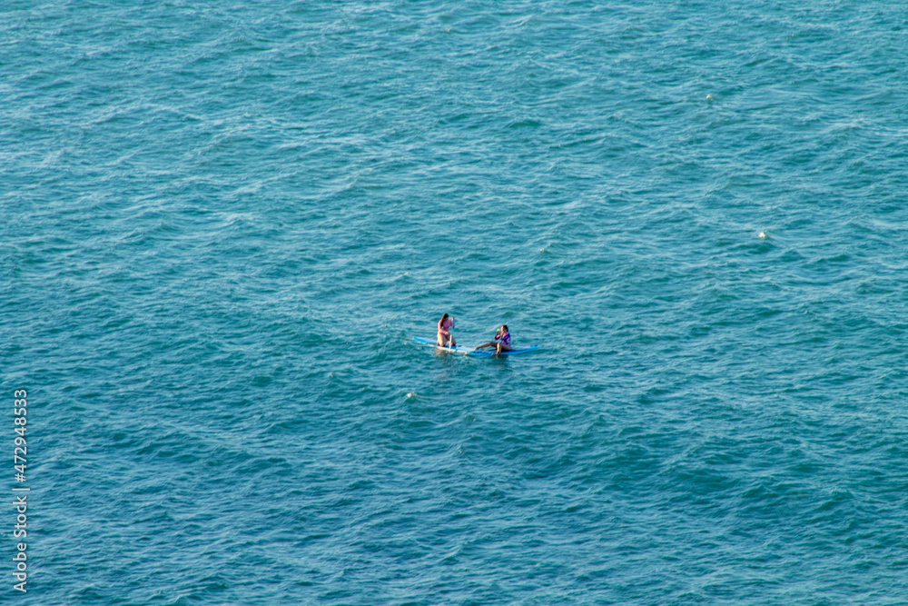 Pessoas nadando no mar
