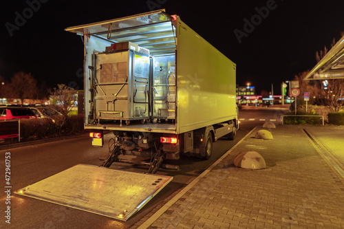 Ein LKW mit herab gelassener Ladebordwand