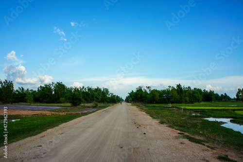 都心から離れたカンボジアの田舎道と青空