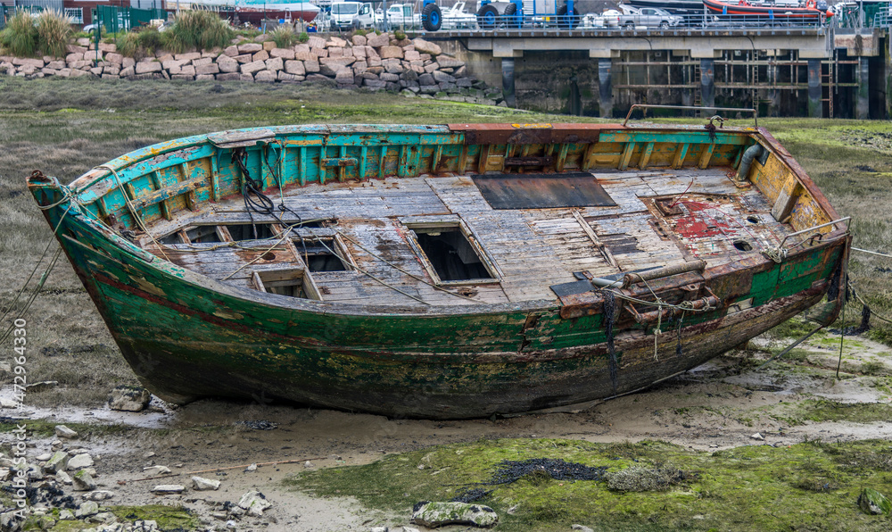 Épave de bateau à Paimpol, Côtes-d'Armor, France Épave de bateau à Paimpol, Côtes-d'Armor, France