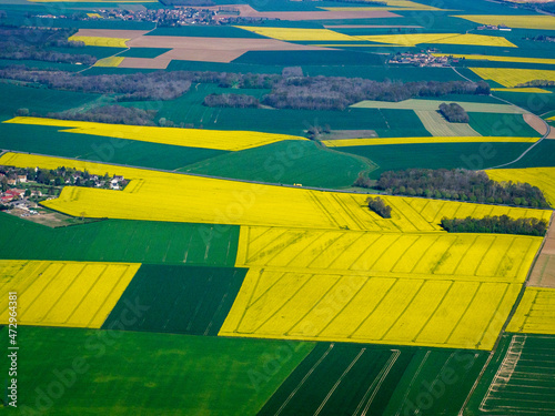 vue aérienne de champs de colza à Cravent dans les Yvelines en France