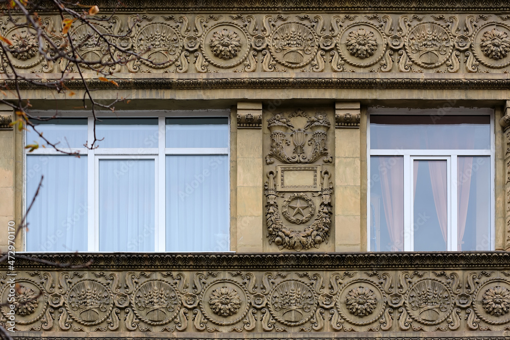 Obraz premium Relief pattern decoration on old building facade in Kyiv Ukraine