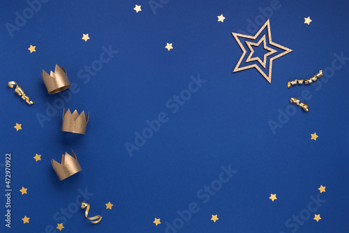 Fotografia Three gold crowns for Traditional Three King's Day of January 6, blue background