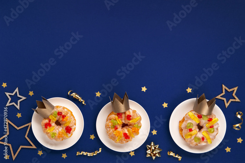 Photo Roscon de reyes, spanish three kings Christmas sweet cakes with winter decoratio