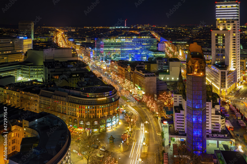 Kurfürstendamm in Weihnachtsstimmung in der City von Berlin (Blick von Europacenter in Richtung Westen)