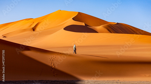  lonley people in the desert of sahara