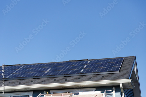 ソーラーパネル、青空を背景に屋根の上に設置された太陽光発電