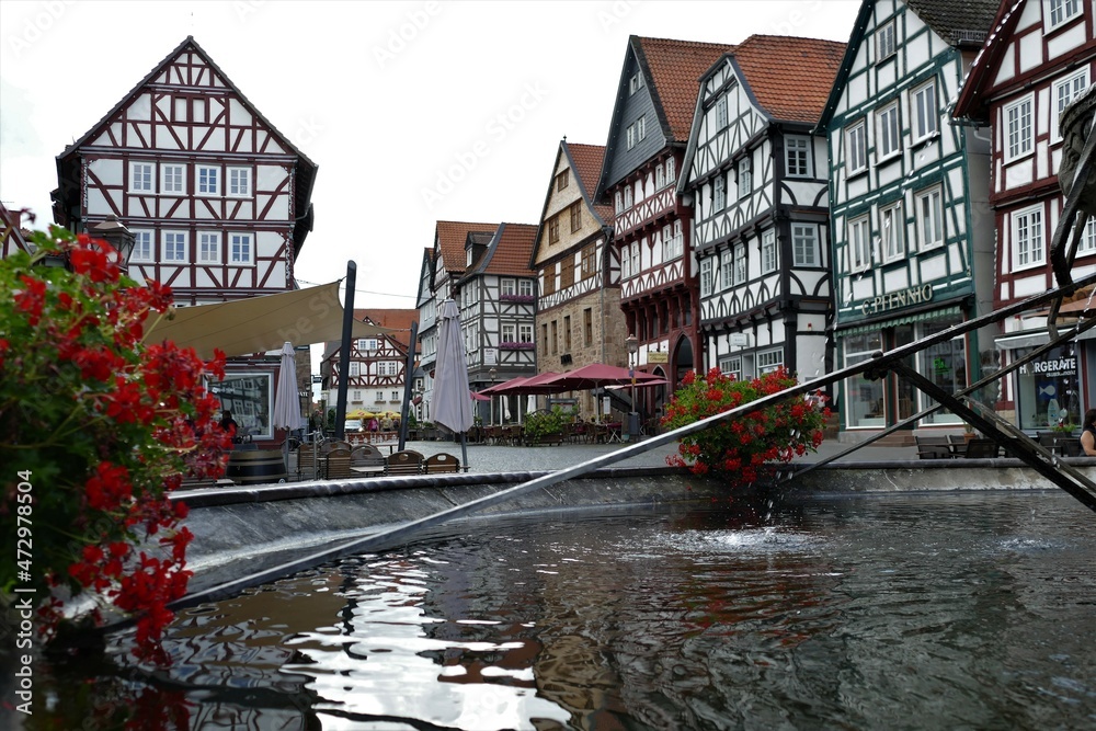 Wasser im Marktbrunnen mit Fachwerkhäusern am Marktplatz in Fritzlar