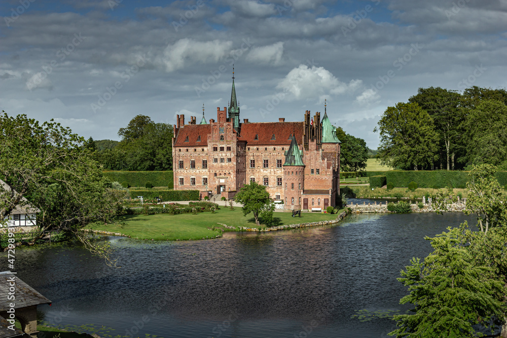 Obraz premium Castle estate during summer day in Egeskov Slot, Denmark