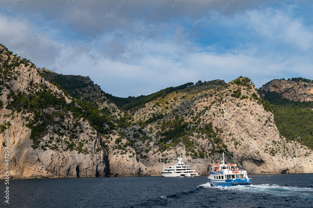 Obraz premium Rainy day with rainbow and sun from plane and green pastures